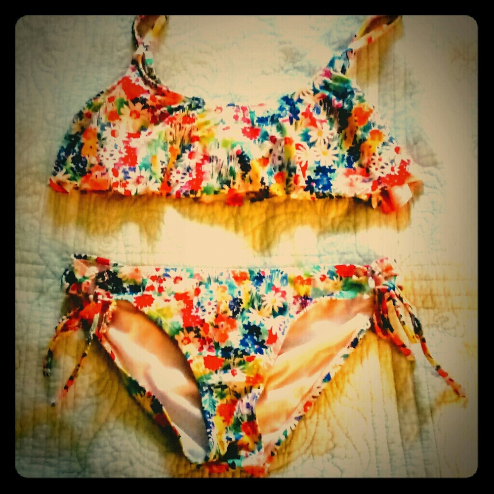 Adorable flowery bikini